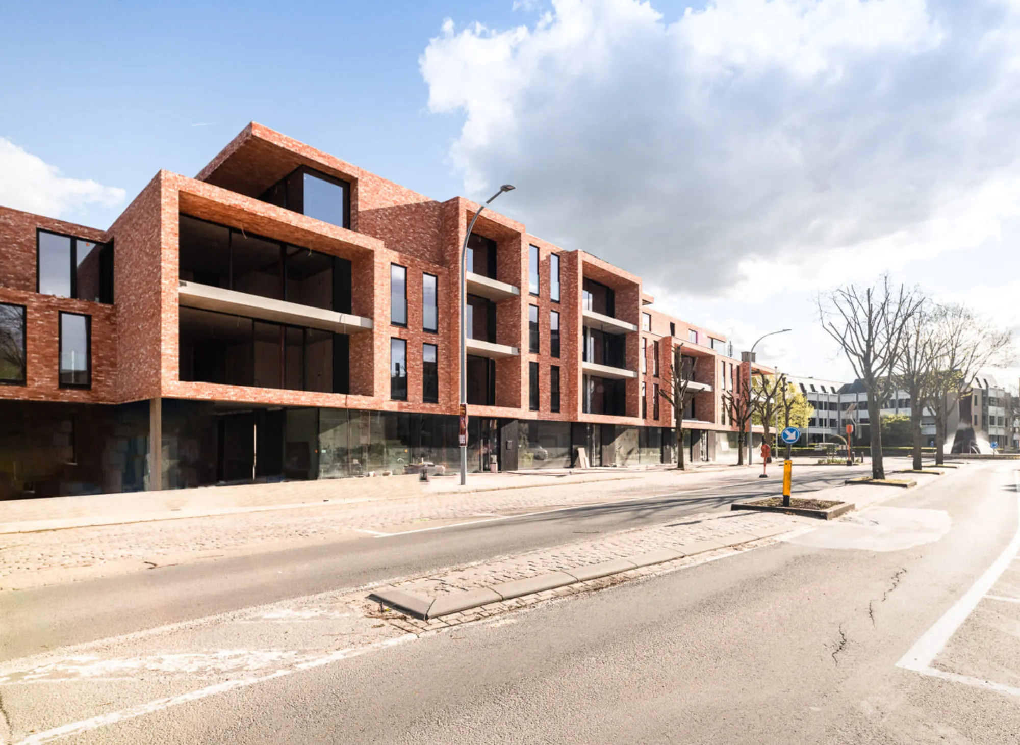 Hoek van het appartementsgebouw De Dreve met terrassen en aluminium ramen