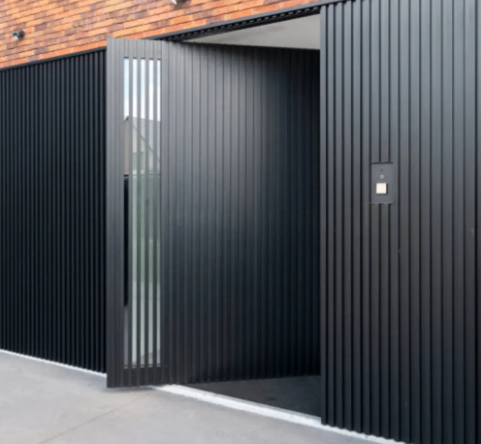 Zwarte aluminium gevelbekleding met verticale lamellen en een geïntegreerde deur